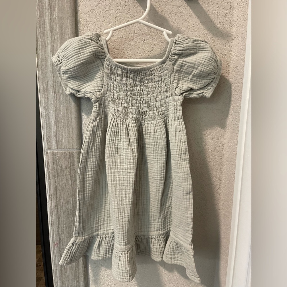 Picture perfect beautiful little Spring /Summer dress 👗